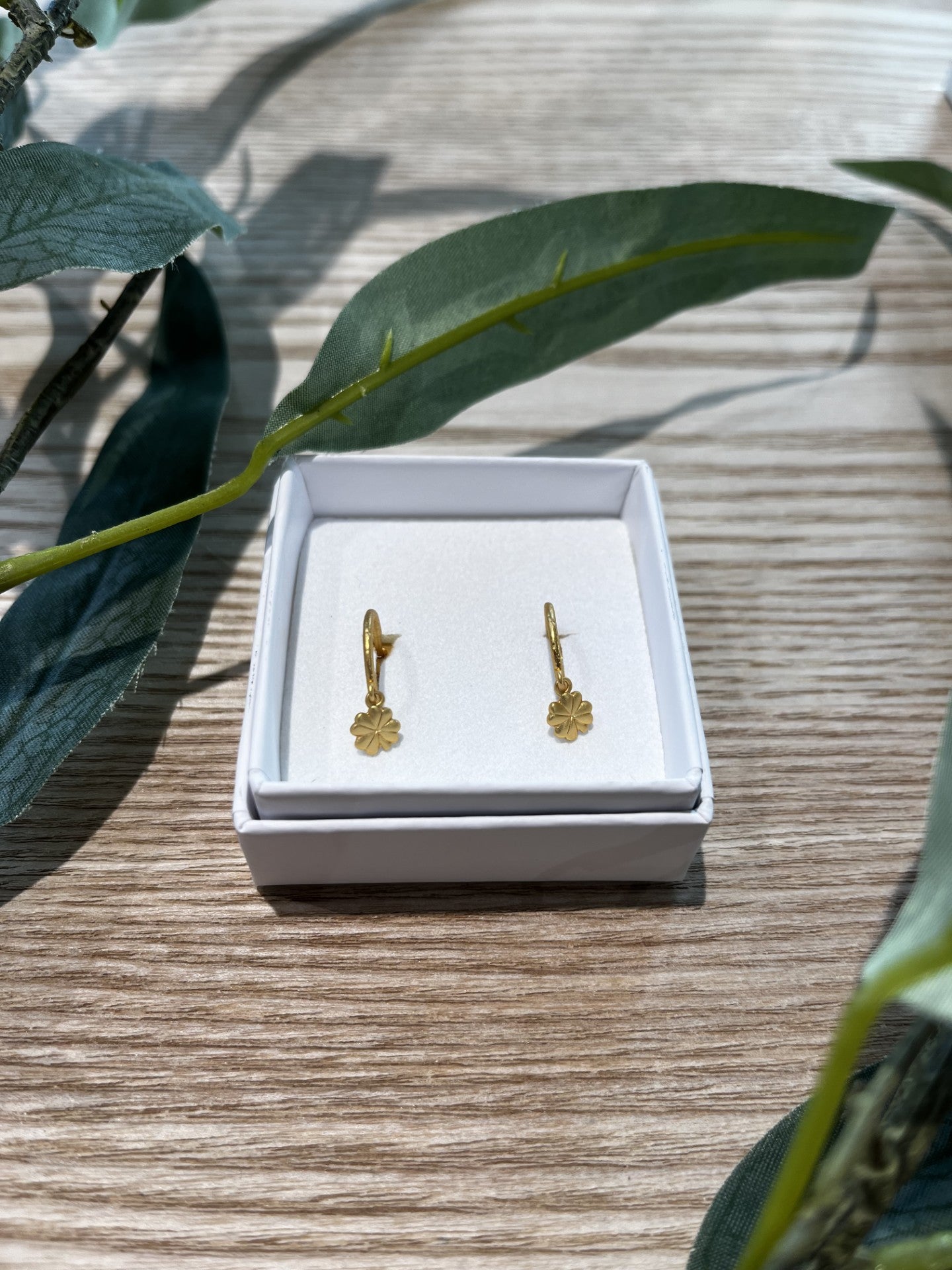 Clover ear hoop gold